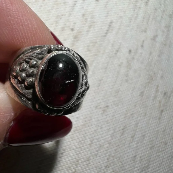Vintage Sterling silver and garnet wide dome ring - Picture 12 of 15